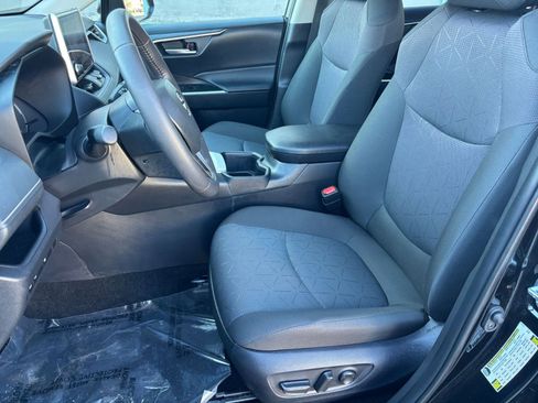 Used 2025 Toyota RAV4 XLE image 32