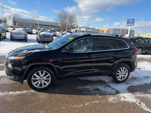 Used 2017 Jeep Cherokee Limited image 2