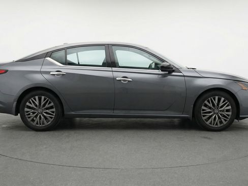 Used 2025 Nissan Altima 2.5 SV image 11