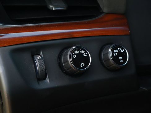 Used 2018 Cadillac Escalade Premium Luxury image 21