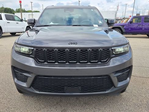 Used 2025 Jeep Grand Cherokee Altitude RWD image 2