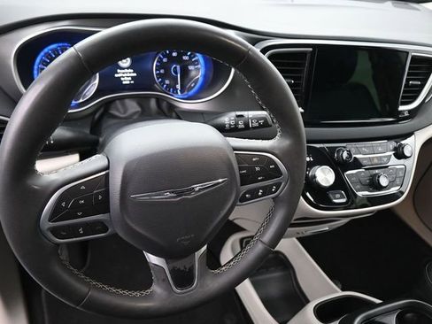 Used 2023 Chrysler Pacifica Touring-L image 16