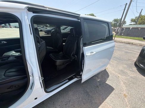 Used 2025 Chrysler Pacifica Limited FWD image 21