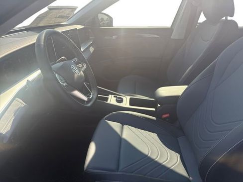 New 2025 Volkswagen Tiguan SE image 9