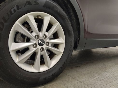 Used 2020 Kia Sorento LX image 31