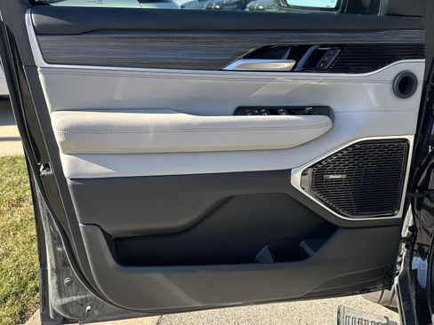 Used 2024 Jeep Wagoneer L Series III w/ Premium Group I image 16