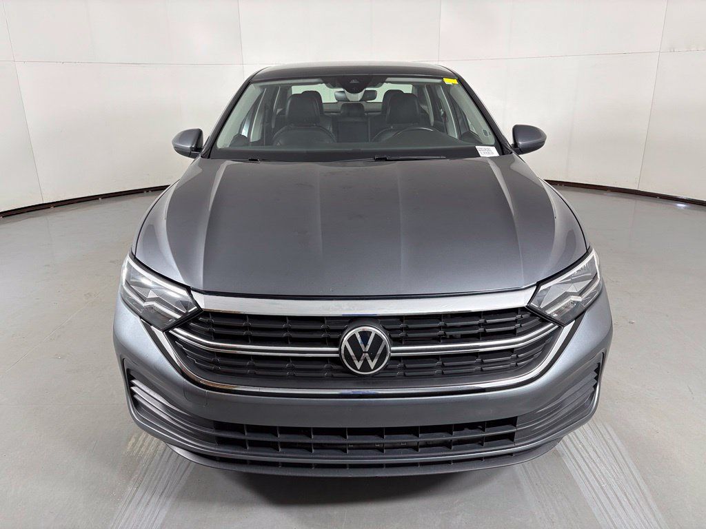 Used 2024 Volkswagen Jetta SE FWD image 3