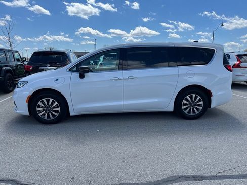 Used 2024 Chrysler Pacifica Limited FWD image 4