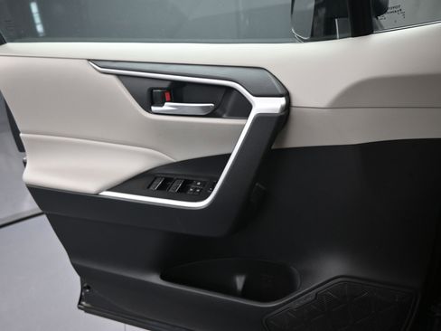 Used 2023 Toyota RAV4 XLE Premium image 15