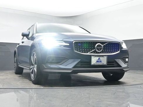 Used 2023 Volvo V60 B5 Cross Country Plus image 10
