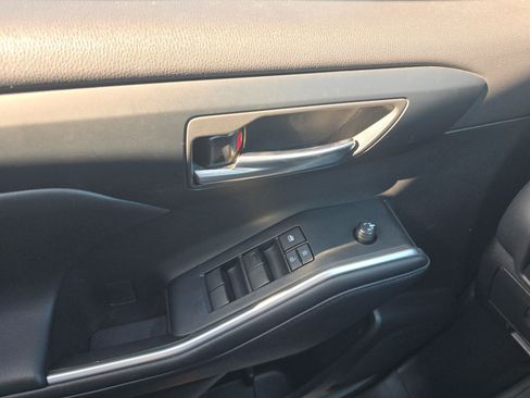 Used 2020 Toyota Highlander XLE image 11