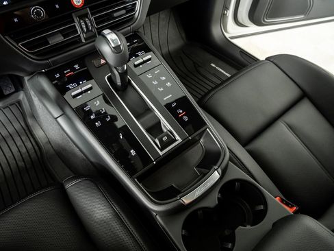 New 2026 Porsche Macan image 18