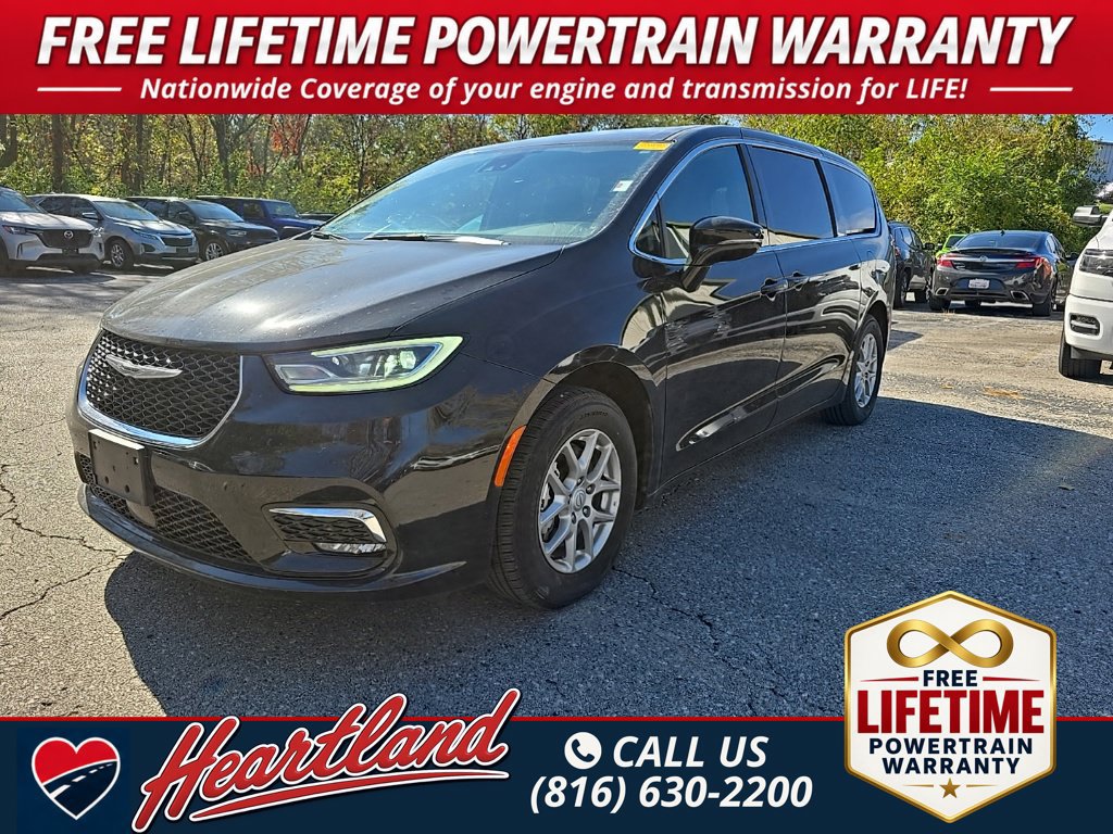Used 2025 Chrysler Pacifica Select FWD image 1