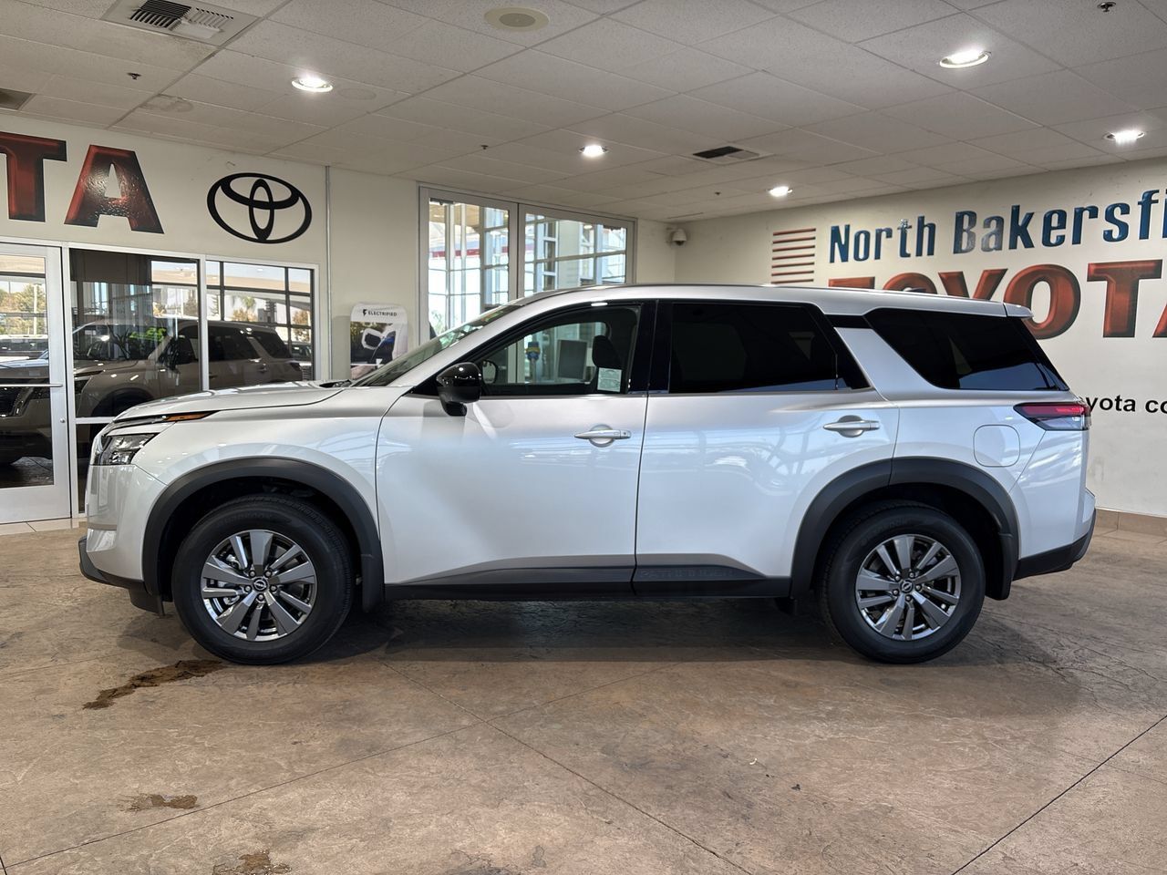 Used 2025 Nissan Pathfinder S FWD image 7