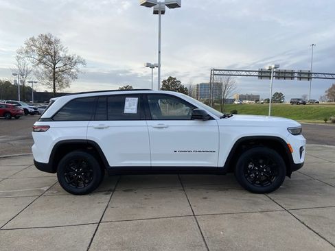 Used 2024 Jeep Grand Cherokee Altitude image 12