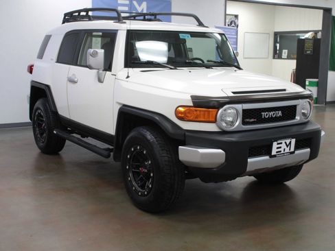 Used 2014 Toyota FJ Cruiser 4WD image 2