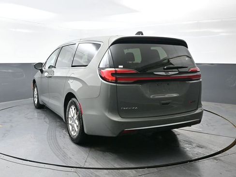 Used 2025 Chrysler Pacifica Select image 8