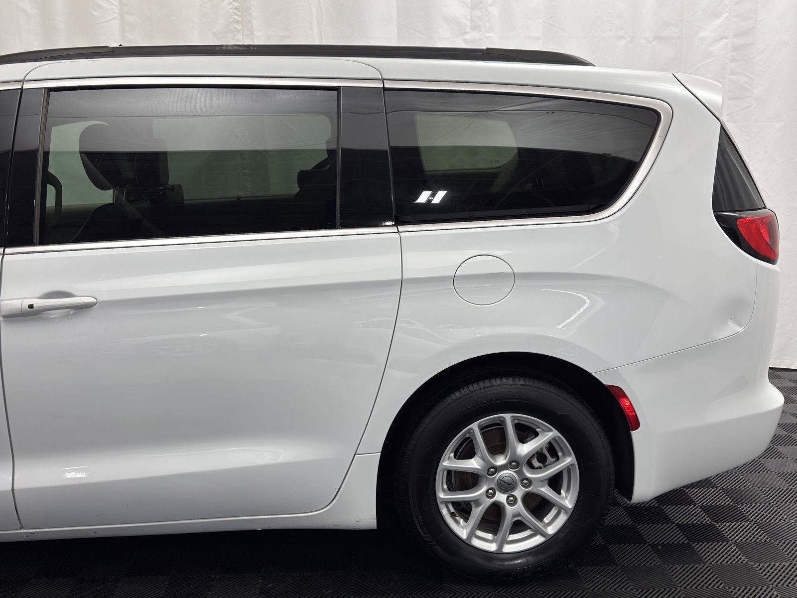 Used 2021 Chrysler Voyager Lxi FWD image 3