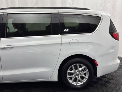 Used 2021 Chrysler Voyager Lxi image 3
