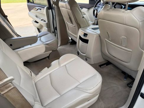 Used 2015 Cadillac Escalade Luxury image 24