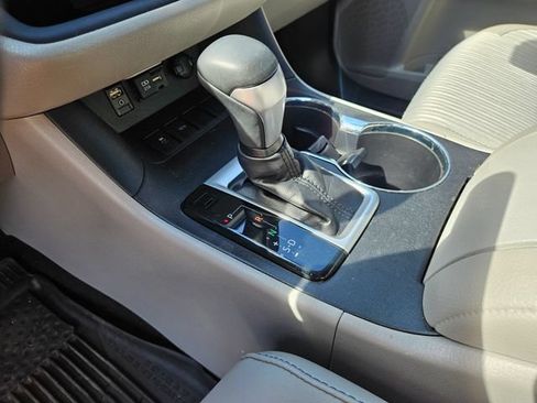Used 2019 Toyota Highlander Plus FWD image 23