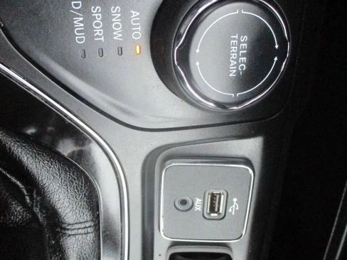 Used 2019 Jeep Cherokee Limited AWD/4WD image 17