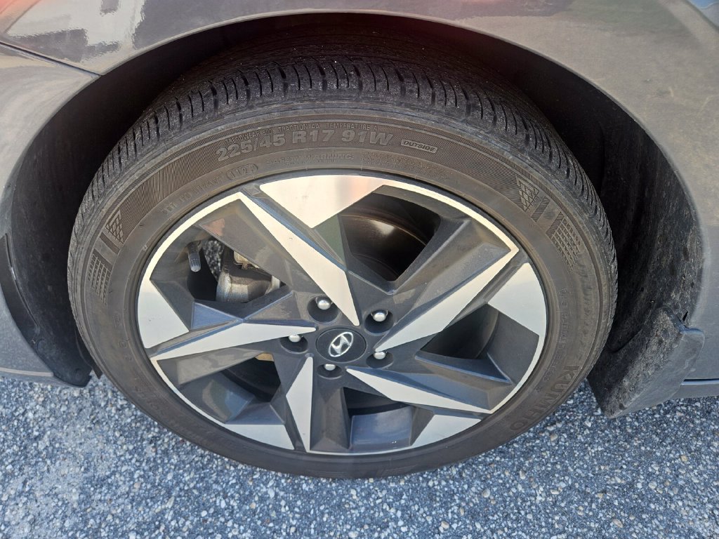 Used 2023 Hyundai Elantra Limited FWD image 4