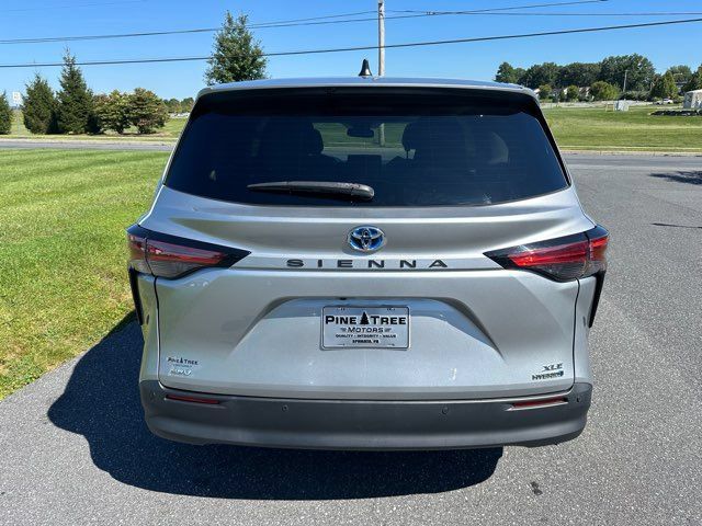 Used 2022 Toyota Sienna XLE AWD/4WD image 5