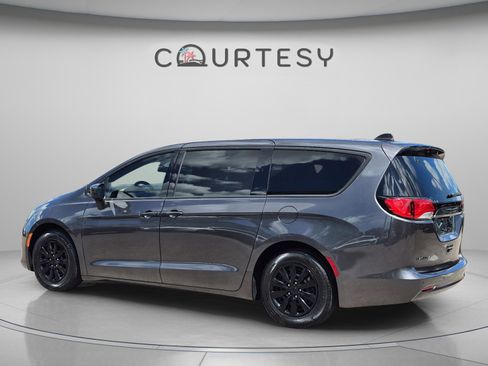 Used 2018 Chrysler Pacifica L FWD image 3