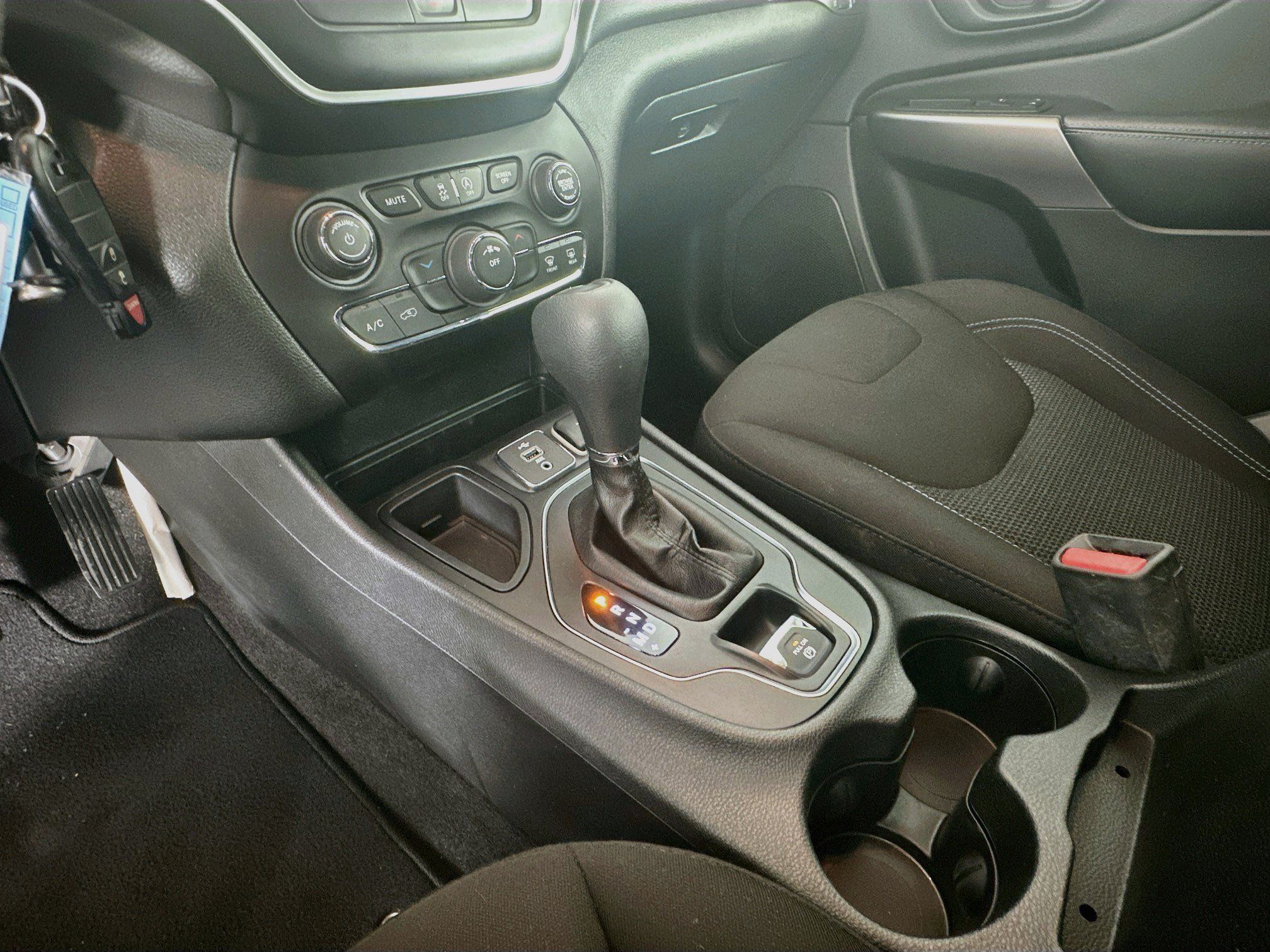 Used 2019 Jeep Cherokee Latitude w/ Popular Appearance Group FWD image 23