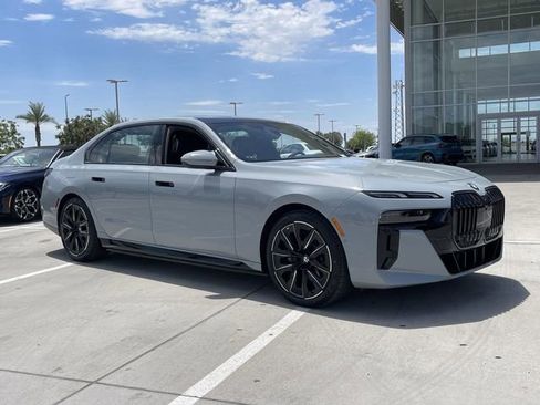 Used 2025 BMW i7 xDrive60 AWD/4WD image 4