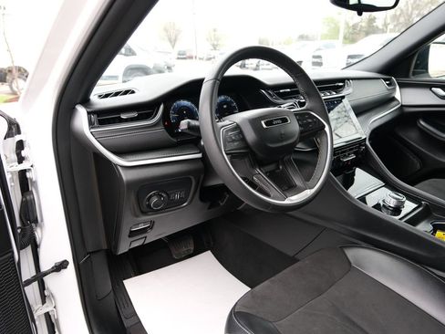 Used 2024 Jeep Grand Cherokee Altitude AWD/4WD image 3