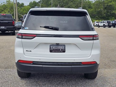 Used 2024 Jeep Grand Cherokee Altitude AWD/4WD image 10