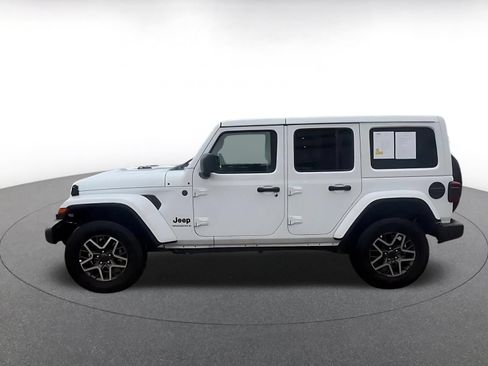 Used 2025 Jeep Wrangler Unlimited Sahara AWD/4WD image 9