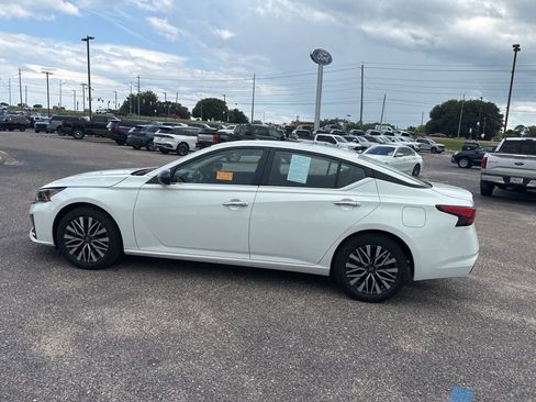 Used 2025 Nissan Altima 2.5 SV FWD image 10