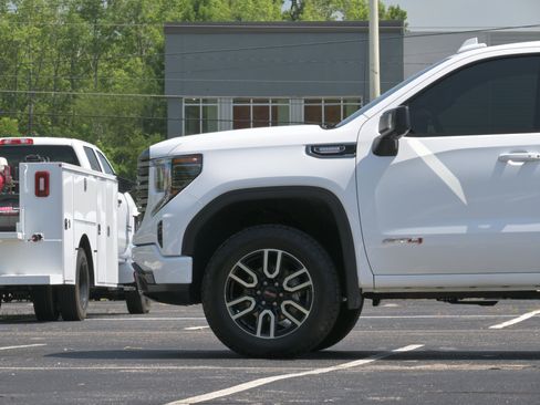 Used 2026 GMC Sierra 1500 AT4 w/ AT4 Premium Package AWD/4WD image 5
