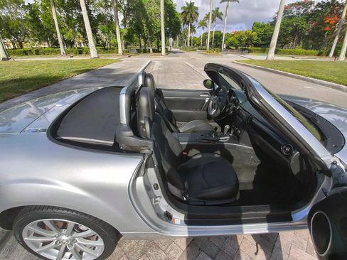 Used 2006 MAZDA MX-5 Miata Grand Touring RWD image 11