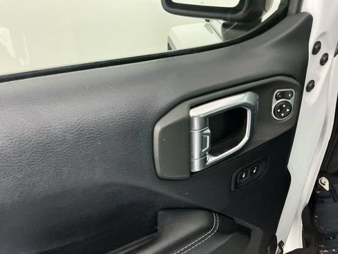 Used 2018 Jeep Wrangler Unlimited Sahara AWD/4WD image 13