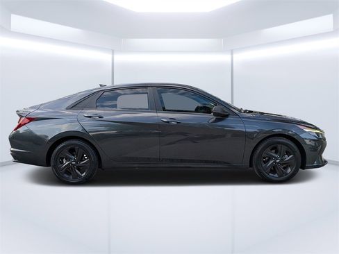 Used 2022 Hyundai Elantra SEL image 2
