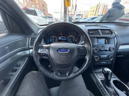 Used 2019 Ford Explorer XLT image 30