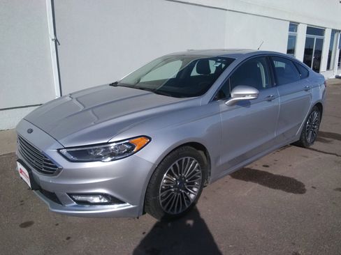 Used 2017 Ford Fusion SE w/ Fusion SE Technology Package image 2