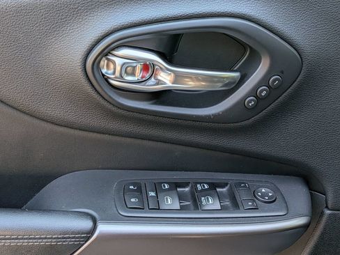 Used 2019 Jeep Cherokee Limited AWD/4WD image 14