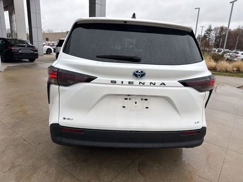 Used 2025 Toyota Sienna LE image 6