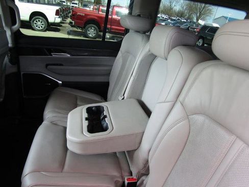 Used 2022 Jeep Wagoneer Series II AWD/4WD image 37