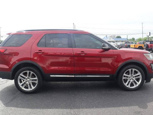 Used 2017 Ford Explorer XLT w/ Equipment Group 201A AWD/4WD image 6