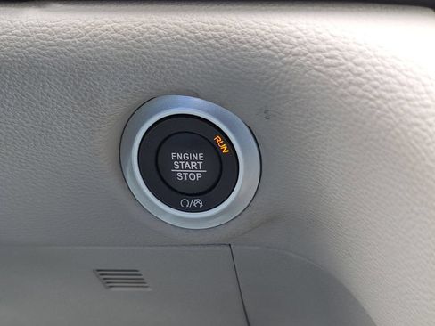 Used 2024 Chrysler Pacifica Limited FWD image 26