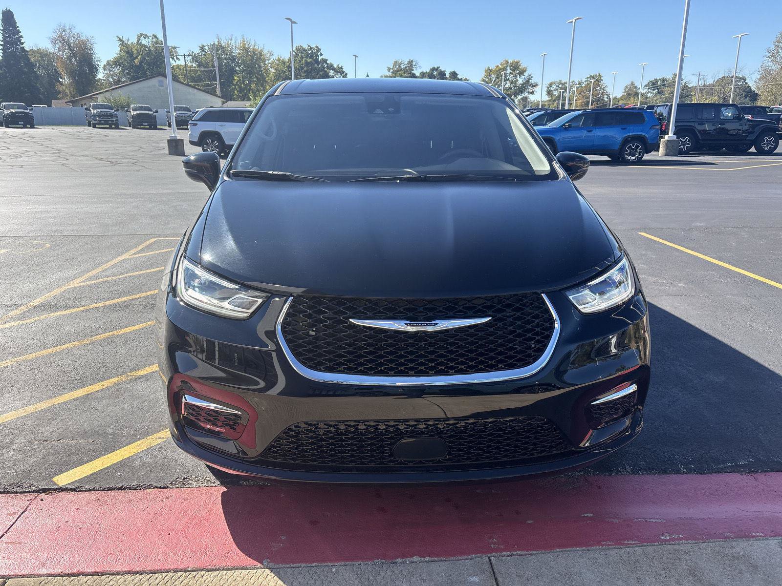 Used 2024 Chrysler Pacifica Touring-L FWD image 2