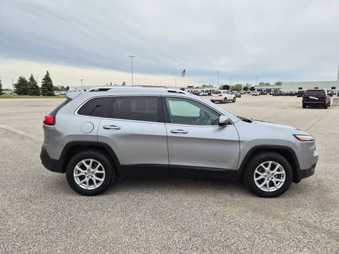 Used 2017 Jeep Cherokee Latitude w/ Cold Weather Group AWD/4WD image 4