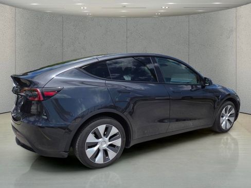 Used 2024 Tesla Model Y 2WD image 4
