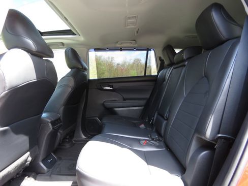 Used 2020 Toyota Highlander XLE AWD/4WD image 21